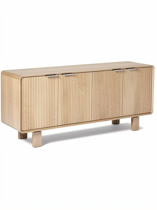 Moderner, minimalistischer Holzschrank mit gerippten Türen**